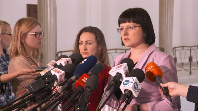 Kaja Godek devant des micros. Kaja Godek devant des micros.