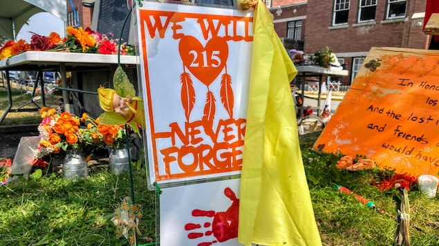 Une affiche indique : « nous n'oublierons jamais ». 