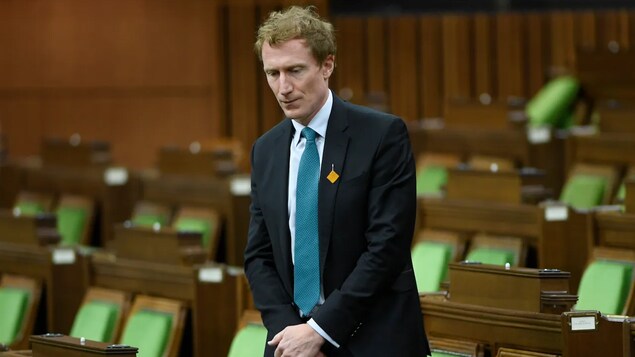 Le ministre debout en Chambre pendant un moment de silence.