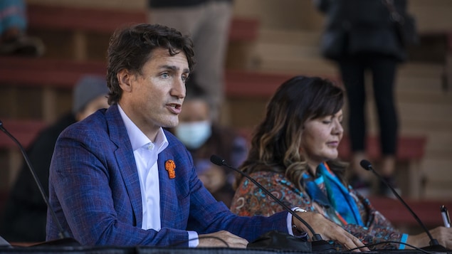 El primer ministro Justin Trudeau junto con la jefa de la Primera Nación Tk'emlúps te Secwépemc, Rosanne Casimir. 