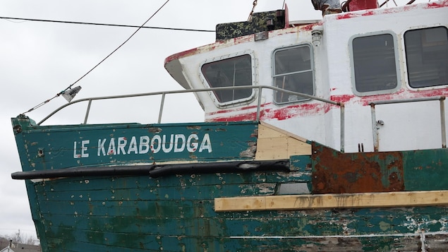 Un vieux bateau délabré