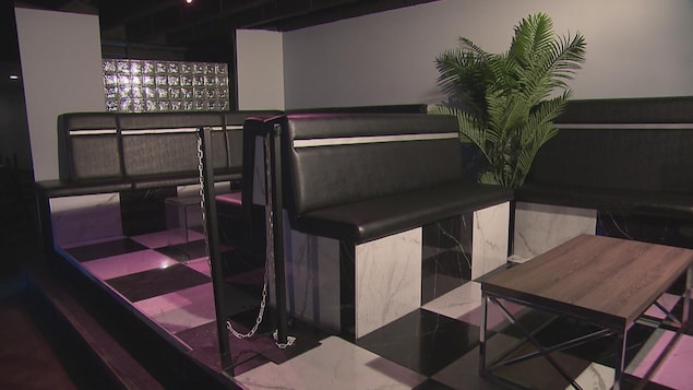 Des banquettes dans un bar.