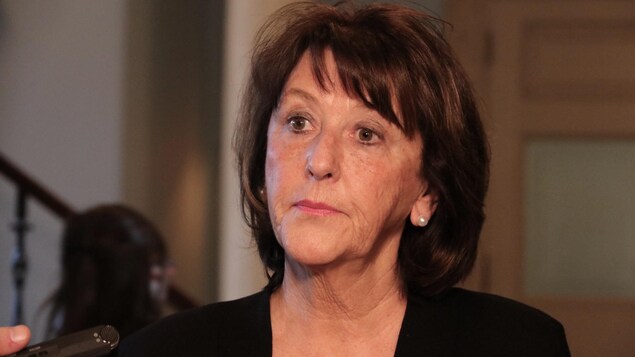 Karen Casey passe de l'Éducation aux Finances. Karen Casey passe de l'Éducation aux Finances.