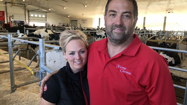 Karen Fournier et Michel Claveau devant les vaches.