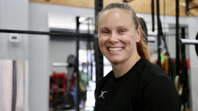 Karen Paquin sourit au gymnase. 