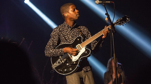 Le chanteur Karim Ouellet s'exécute à la guitare au Métropolis de Montréal le 17 juin 2016 durant les FrancoFolies. Le chanteur Karim Ouellet s'exécute à la guitare au Métropolis de Montréal le 17 juin 2016 durant les FrancoFolies.