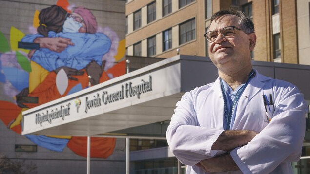 Karl Weiss dehors devant l'entrée de l'Hôpital général juif.