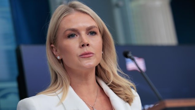 Karoline Leavitt écoute une question en point de presse.