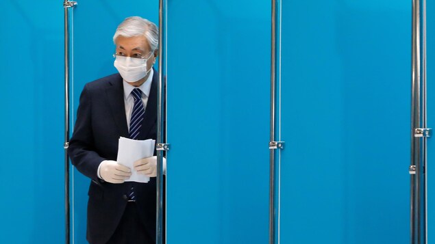 La président Kassym-Jomart Tokaïev à la sortie d'un isoloir.