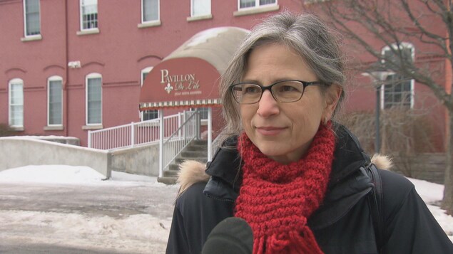 Kate Helwig en entrevue à Radio-Canada devant l'ancien presbytère Très-Saint-Rédempteur à Hull. Kate Helwig en entrevue à Radio-Canada devant l'ancien presbytère Très-Saint-Rédempteur à Hull.