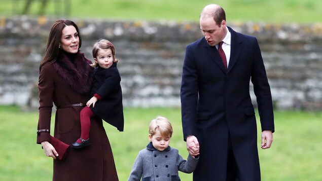 Kate Middleton, la duchesse de Cambridge, accompagnée de son époux, le prince William, et de leurs enfants, le prince George et la princesse Charlotte, ont assisté à la messe de Noël, à Englefield, dans le sud de la Grande-Bretagne, le 25 décembre 2016. Kate Middleton, la duchesse de Cambridge, accompagnée de son époux, le prince William, et de leurs enfants, le prince George et la princesse Charlotte, ont assisté à la messe de Noël, à Englefield, dans le sud de la Grande-Bretagne, le 25 décembre 2016.