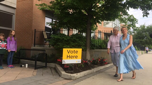 Kathleen Wynne est allée voter jeudi matin. Kathleen Wynne est allée voter jeudi matin.