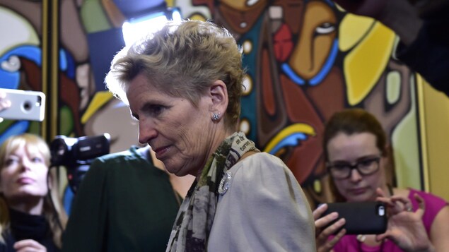Kathleen Wynne devant des caméras et les téléphones cellulaires de journalistes. Kathleen Wynne devant des caméras et les téléphones cellulaires de journalistes.