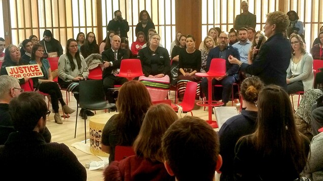 Kathleen Wynne devant des étudiants de l’Université Laurentienne à Sudbury. Kathleen Wynne devant des étudiants de l’Université Laurentienne à Sudbury.