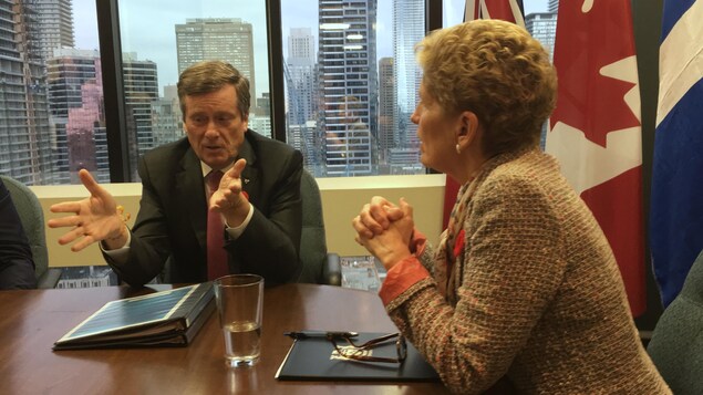 Les deux leaders sont en discussion autour d'une table. Les deux leaders sont en discussion autour d'une table.