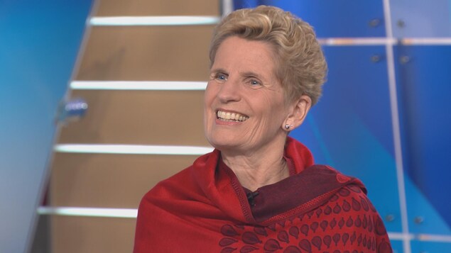 Kathleen Wynne sur un plateau de télévision. Kathleen Wynne sur un plateau de télévision.
