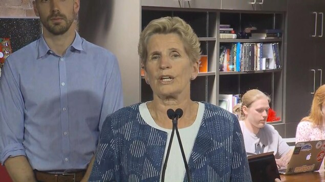 Photo de Kathleen Wynne qui porte un tailleur bleu. Photo de Kathleen Wynne qui porte un tailleur bleu.