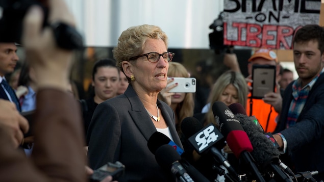 Kathleen Wynne à sa sortie du tribunal où elle a témoigné dans le procès pour corruption de deux membres influents de son parti. Kathleen Wynne à sa sortie du tribunal où elle a témoigné dans le procès pour corruption de deux membres influents de son parti.