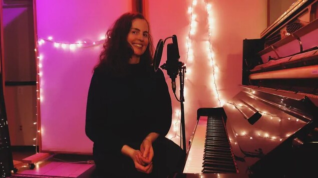 Kathryn Calder devant un piano.