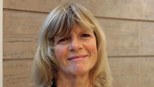 Brenda Missen devant un mur.