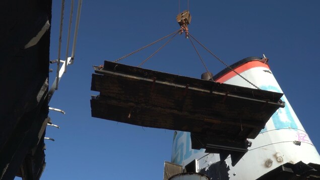 Un morceau de métal soulevé par une grue. Un morceau de métal soulevé par une grue.