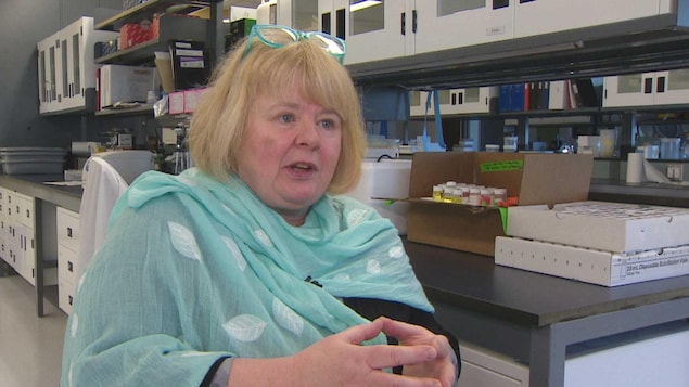 Kathy Hodgkinson dans un laboratoire. Kathy Hodgkinson dans un laboratoire.