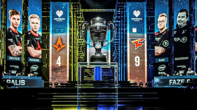 Une photo montrant le trophée des Intel Extreme Masters de Katowice sur la scène principale de l'événement.