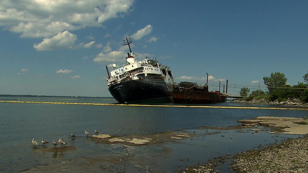 Un bateau dans l'eau Un bateau dans l'eau