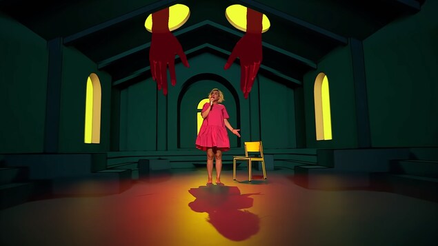 Une femme chante alors que des mains géantes tentent de l'attraper.