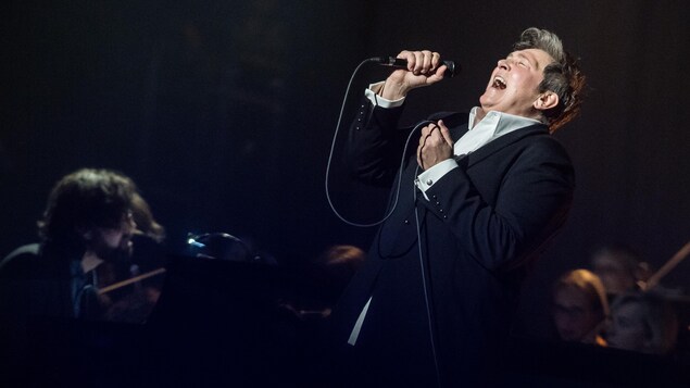 La chanteuse k.d. lang chante avec ferveur. La chanteuse k.d. lang chante avec ferveur.