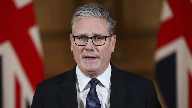 Keir Starmer s'adresse aux journalistes.