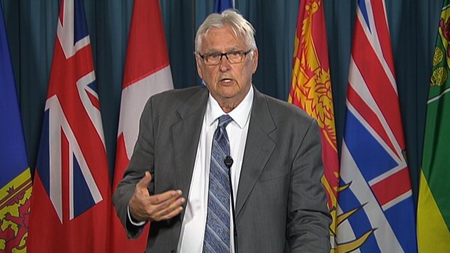 Keith Henderson, du Comité de l'unité canadienne, en conférence de presse.