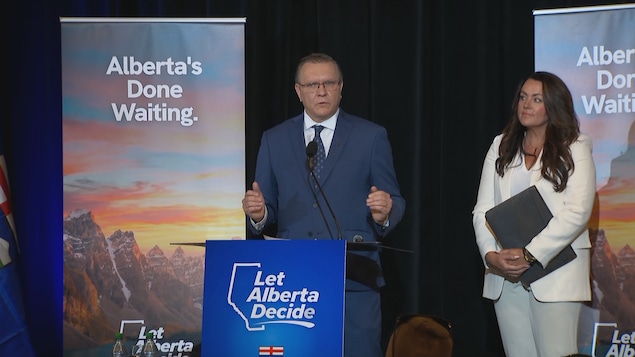 En conférence de presse à l'hôtel Arts de Calgary, l'avocat souverainiste Keith Wilson et l'agricultrice Tanya Clemens.