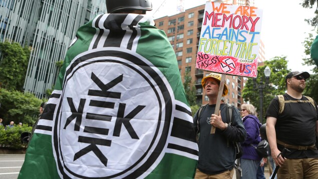 Le drapeau du « kekistan » a des ressemblances avec le drapeau nazi allemand. Le drapeau du « kekistan » a des ressemblances avec le drapeau nazi allemand.