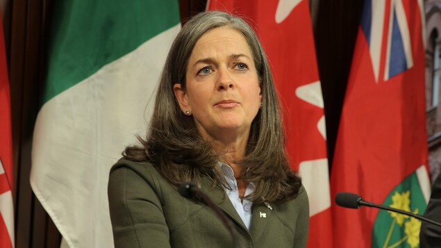 Kelly Burke, commissaire aux services en français de l’Ontario, lors d’une conférence de presse.