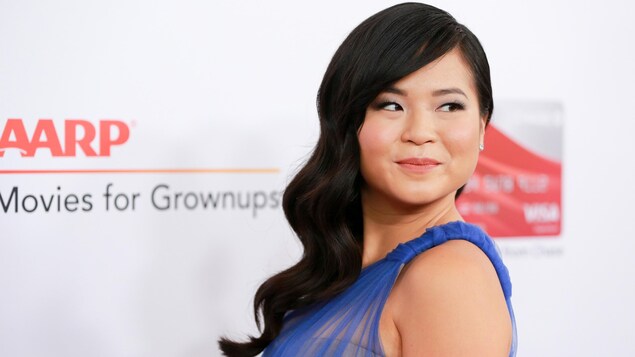 L'actrice américaine Kelly Marie Tran pose de profil lors d'un événement mondain. L'actrice américaine Kelly Marie Tran pose de profil lors d'un événement mondain.