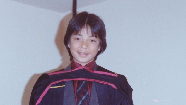 Ken Sim, déguisé en collégien. Ken Sim, déguisé en collégien.