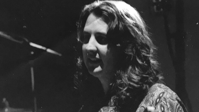 Kennedy Stewart joue de la basse. Kennedy Stewart joue de la basse.