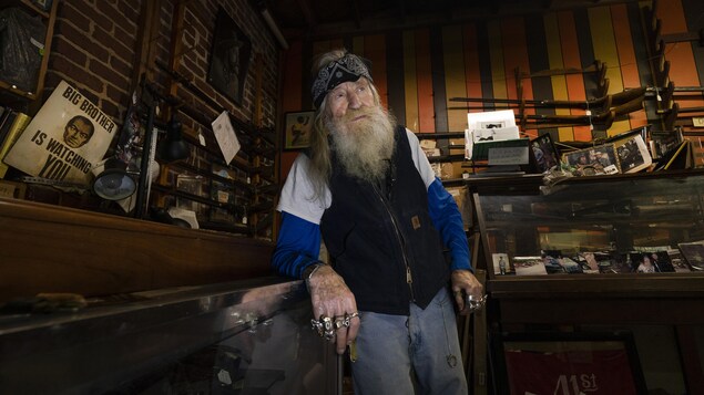 Dent Myers dans son commerce, le Wildman’s Civil War Surplus, à Kennesaw, en Georgie.