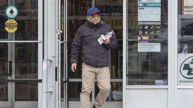 Kenneth Law sortant d'un édifice.