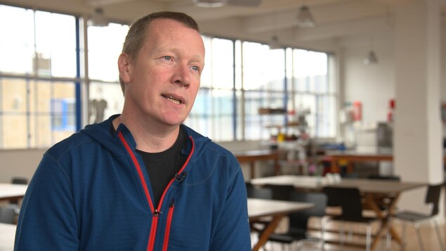On voit M. Højgaard parler à la caméra avec en arrière-plan les tables et fenêtres des locaux de Madhus, à Copenhague, au Danemark. On voit M. Højgaard parler à la caméra avec en arrière-plan les tables et fenêtres des locaux de Madhus, à Copenhague, au Danemark.