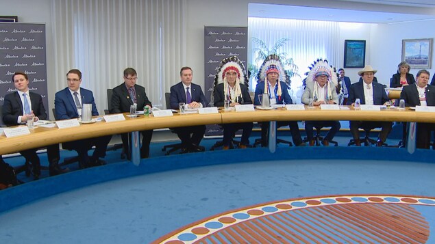 Jason Kenney, le premier ministre de l'Alberta est assis autour d'une table circulaire avec des membres de son gouvernement et des représentants de différents groupes autochtones.