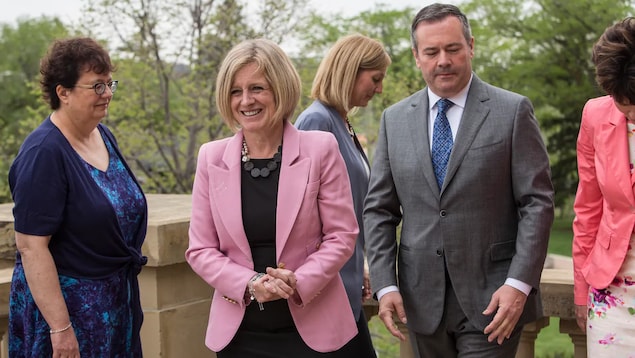 Ensemble, Rachel Notley et Jason Kenney se préparent à une pause photo jeudi à l'Assemblée législative.