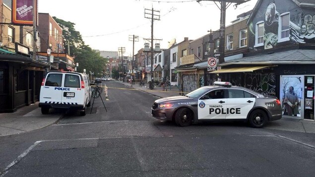 Deux véhicules de police dans une rue Deux véhicules de police dans une rue
