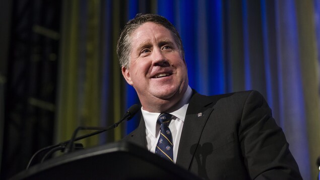 Kent MacDonald devant un lutrin. Kent MacDonald devant un lutrin.
