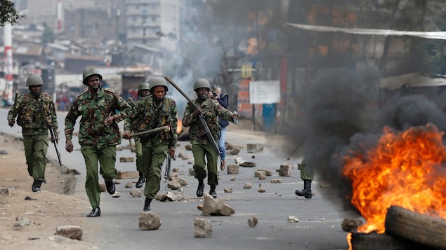 Des policiers antiémeutes se sont déployés dans les rues de Mathare après que des partisans de M. Odinga eurent entrepris de manifester. Des policiers antiémeutes se sont déployés dans les rues de Mathare après que des partisans de M. Odinga eurent entrepris de manifester.