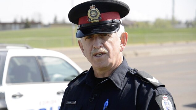 Le sergent de la police d'Edmonton Kerry Bates Le sergent de la police d'Edmonton Kerry Bates