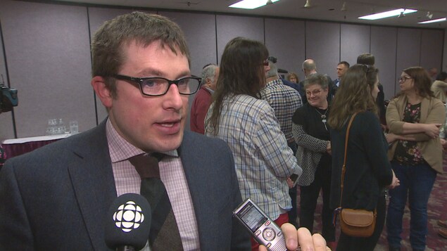 Le député Kevin Arseneau, du Parti vert, en entrevue télévisée.