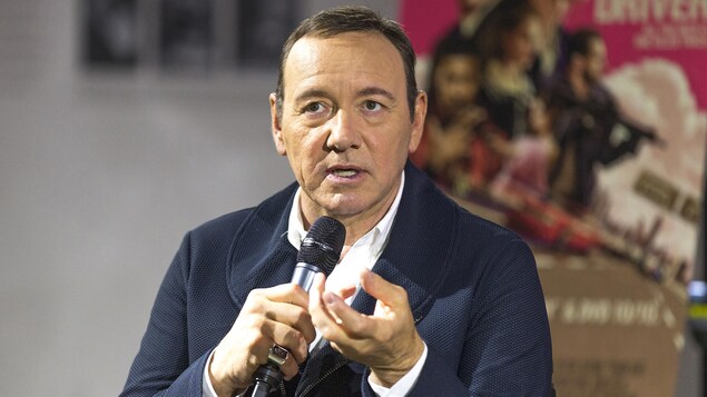 L'acteur Kevin Spacey parlant avec un micro en main.