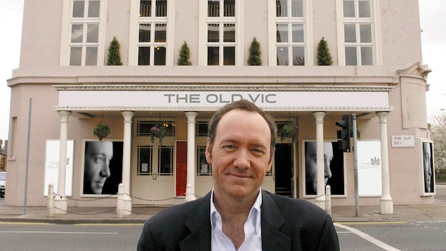 Kevin Spacey devant le théâtre Old Vic de Londres. Kevin Spacey devant le théâtre Old Vic de Londres.